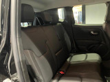 後部座席も広いのでゆったりと座って頂けますし、シートも疲れにくい固めの素材となっている為、旅行なども快適です。