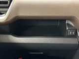 助手席側の大型インパネトレイにはHDMIとUSBソケットが付いていてスマホの充電もできます♪