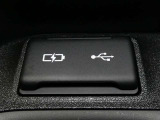 充電用USB端子付き。スマートフォンなどの充電に便利です。