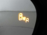 隣車線を走る車両をレーダーで検知し、ドアミラーでは確認しにくい後側方エリアに存在する車両に加え、急接近してくる車両も検知します。車両を検知するとドアミラーに搭載されたLEDインジケーターが点灯します。