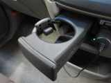 運転席からも助手席からも使いやすい位置にドリンクホルダーを配置しています。
