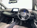 高いホールド性で運転姿勢が安定します。長距離ドライブでも疲れにくいのが魅力です。快適なドライビングライフをお送りください♪
