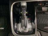 「e:HEV」は、モーター走行を中心にしながら電気エネルギーやエンジン動力を最も効率よく使い分けることができる賢いハイブリッドシステムです。サイドブレーキはスイッチ操作の電子制御パーキングブレーキです