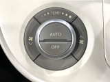 【オートエアコン】一度お好みの温度に設定すれば、車内の温度を検知し風量や温度を自動で調整。暑い&hellip;寒い&hellip;と何度もスイッチ操作をする必要はありません。快適な車内空間には必須の機能ですね♪