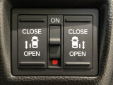 【両側パワースライドドア】両側がパワースライドドアになっており、運転席のスイッチやスマートキーでも開閉が可能です!開口部も広いので乗り降りも楽々♪