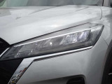 【LEDヘッドライト】悪天候や夜間走行時も良好な視界を確保し安心して運転できる高輝度LEDヘッドライトを装備!点灯速度が早く、消費電力も抑えられています。