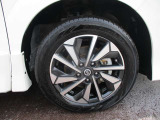 純正のアルミホイールが装着されてます。ボディデザインとマッチしておりカッコイイですね。