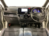 車内は光触媒抗菌消臭施工済です。スタイリッシュなデザインでスポーティなインパネ周りを演出します。グローブボックスやカップホルダーのほかにトレーなどたくさんの収納スペースが付いています。