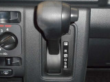 シフトレバーはインパネに配置されています。