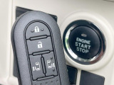 【キーフリーシステム】カバンやポケットに入れたままでもドアの施錠・解錠が可能なスマートキーを装備。エンジンのオン・オフ時もカギを取り出す必要が無いからとっても便利です♪