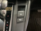 電子制御パーキングブレーキです。スイッチひとつでパーキングブレーキが作動。停車した地点の傾斜などをシステムが検知・判断してブレーキ力を自動的に最適制御。しっかり停車できるシステムです。