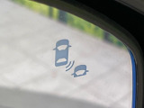 【ブラインドスポットインフォメーション】走行中、ドアミラーの死角になりやすい箇所に後続車が接近するとサイドミラー付近に警告を表示、ドライバーに注意喚起をしてくれます。