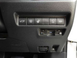 オートマチックハイビームとは、先行車や対向車のライトを認識し、ハイビームとロービームを自動で切り替える機能です。夜道の視界を確保します。詳細は販売店スタッフまでおたずねください。