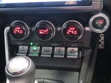 左右独立温度コントロールフルオートエアコンです。運転席、助手席それぞれで独立して温度設定ができます。冷え性の方が乗っても安心ですね♪