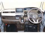 操作性に優れた運転席となります!小物入れや各ボタンの配置にこだわり、使いやすいです!座り心地もよく視認性も良好なのでロングドライブもお任せ下さい!