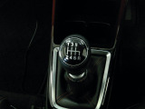 扱いやすい位置に配置されたフロアマニュアルトランスミッションです。車を自在に操る感覚はマニュアルならではのもの。こだわりのマニュアルで気持ちのいい走りが楽しめますよ。