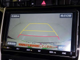 後方の見える安心をお届けするバックガイドモニター付:バックするときのアシストラインもあって楽々バック!車庫入れや縦列駐車をサポートし、苦手な駐車も安心です!今やもう手放せない装備ですネ♪