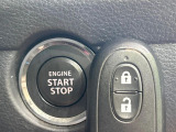 【キーレススタートシステム】カバンやポケットに入れたままでもドアの施錠・解錠が可能なスマートキーを装備。エンジンのオン・オフ時もカギを取り出す必要が無いからとっても便利です♪