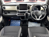 [フロントシート]インパネにシフトが付いているので足元広々!運転席から助手席の移動も楽々♪どちらからでも乗り降り出来るので、狭い場所の乗り降りも楽ちんですよ♪