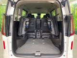 セカンドシートは中央部が可動式となっており、スライドすれば通路スペースが登場!前後の移動がとっても簡単です♪もちろん、8名乗車時も快適な座り心地のシートとなっています♪