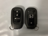 スマートキーを装備しています。鍵を差し込むことなくドアロックの開け閉めと、スタートボタン操作でのエンジンスタートができます。ボタン操作でトランクが開けられる電動テールゲートのボタンもついています。