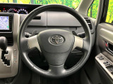 インテリアに合わせたデザインのステアリングは、運転される方のことも考え、運転しやすい形状、大きさです。是非一度、実際に触ってお確かめください。