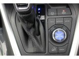 電動パーキングブレーキ・ブレーキホールドスイッチ。4WDのパターン切替スイッチ。
