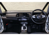 操作性に優れた運転席となります!小物入れや各ボタンの配置にこだわり、使いやすいです!座り心地もよく視認性も良好なのでロングドライブもお任せ下さい!
