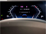 【メーターパネル】最も重要なスピード・メーターとタコ・メーターとを共に同じ位置に最大限の大きさで配置。ドライビング中のドライバーの視線を可能な限り逸らす事無く安心安全なドライビングをしてもらう拘りです