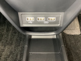 セレクトレバーの下に、スマートフォンなどの充電可能なUSB端子が2個、音源などの外部入力の可能なUSB端子が1個ついています。移動中に充電もできるので便利です。