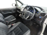 シンプルで使いやすいデザインの運転席です。