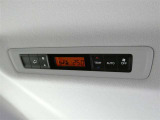 【リヤオートエアコン】・・・(リヤクーラー+リヤヒーター)後席空調システムとなります。
