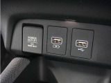 ◆USB接続端子◆スマホやiPodなどを接続して、いつもの音楽を車内でもお楽しみいただけます♪
