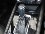 CX-5のシフトレバーです。MTモード付きの6ATで、しなやかな走りを支えます。また、足元にはフロアマットも装着済みです。
