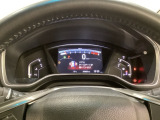真ん中にスピードメーターを配した、見やすいメーターになっています。中央のインフォメーション画面でオドメーターや燃費などの情報を確認できます。