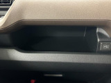 助手席インパネトレイは大きくて小物を置いても走行中に物が落ちてこないので使い勝手が良いです♪USBソケット付きです♪