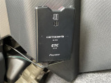 【ETC】有料道路を利用する際に料金所で停止することなく通過できる、ETC車載器(ノンストップ自動料金収受システム機器)が装備されています。セットアップを行うことで利用可能になります。