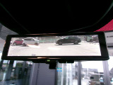 スマートルームミラー付きです☆後方カメラの映像がルームミラーに映るので、たくさんの人や荷物をのせていても邪魔せず見られるのです♪