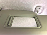 【バニティミラー】サンバイザー裏に設置されたミラーで身だしなみチェック!ちょっとしたメイク直しにも活躍します♪
