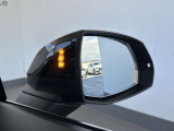 ●アウディサイドアシスト『後方の死角を並走する車両を検知しドアミラーの内側のLEDが点灯。ドライバーに注意を促し事故を未然に防ぐシステムです。』