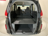 リア席を倒せば広々とした空間の出来上がり!床が低くフラットになり、天井までの高さがありますので積載が便利です。