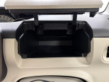 運転席側インパネアッパーボックスは嬉しい収納♪フタ付きなので小物が走行中に落ちる心配がありません♪