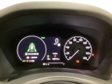 ハイブリット車専用のメーターです。右側の大型スピードメーターに加え、ステアリングスイッチを使って左のマルチインフォメーション・ディスプレイで燃費や動力伝達などの情報が見れるようになっています。