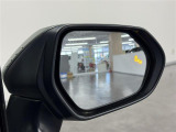 【BSM:ブラインドスポットモニター】ドアミラーでは確認しづらい後側方エリアに他車を検知すると、鏡面のアイコンが点灯します。その際ウィンカーを操作するとアイコンが点滅し、運転者に注意を喚起します。