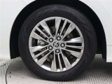 純正アルミホイールは精度が高く、走行の安定性が優れています。タイヤサイズ225/60R18