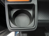 カップホルダーは運転席や助手席からちょうど手の届く位置です!!
