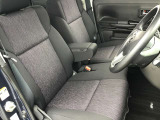 運転席はアームレストもついております