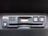 ■【ETC車載器】が装備されています。セットアップをしてお渡しとなり、ETCカードを差し込むだけで高速道路の利用が可能です。