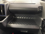 助手席側のインパネトレイは大きくてボックスティッシュも置けます!USBソケット付きでスマホの充電もできます♪