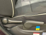 運転手の体格に合わせてアジャスタブルショルダーベルトアンカーでシートベルトを調整、更には運転席の座面の高さ調整ができるシートリフターが付いてます。